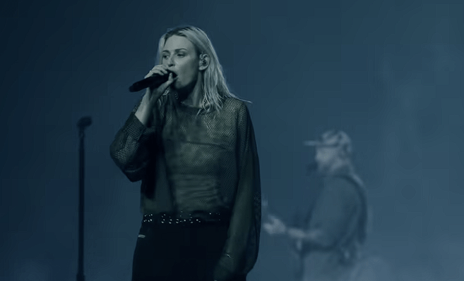 Η τραγουδίστρια των Linkin Park τίμησε την μνήμη του Μαραντόνα με τον πιο... ιδιαίτερο τρόπο (video)