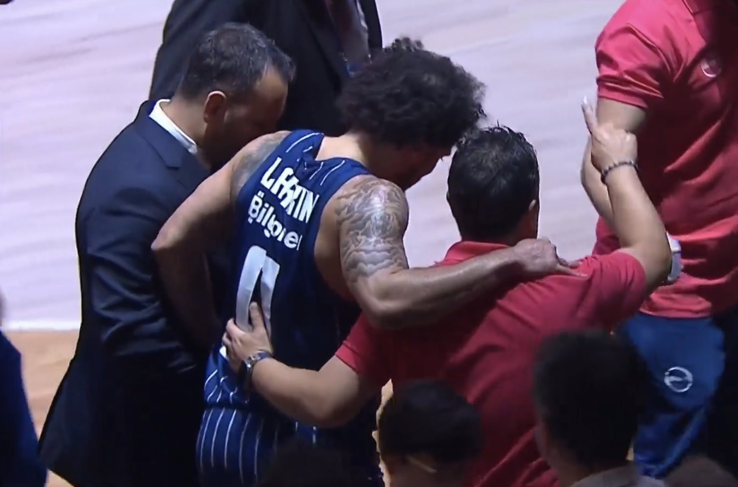 Σοκ στην Εφές: Τραυματίστηκε ο Λάρκιν και αποχώρησε υποβασταζόμενος (video)