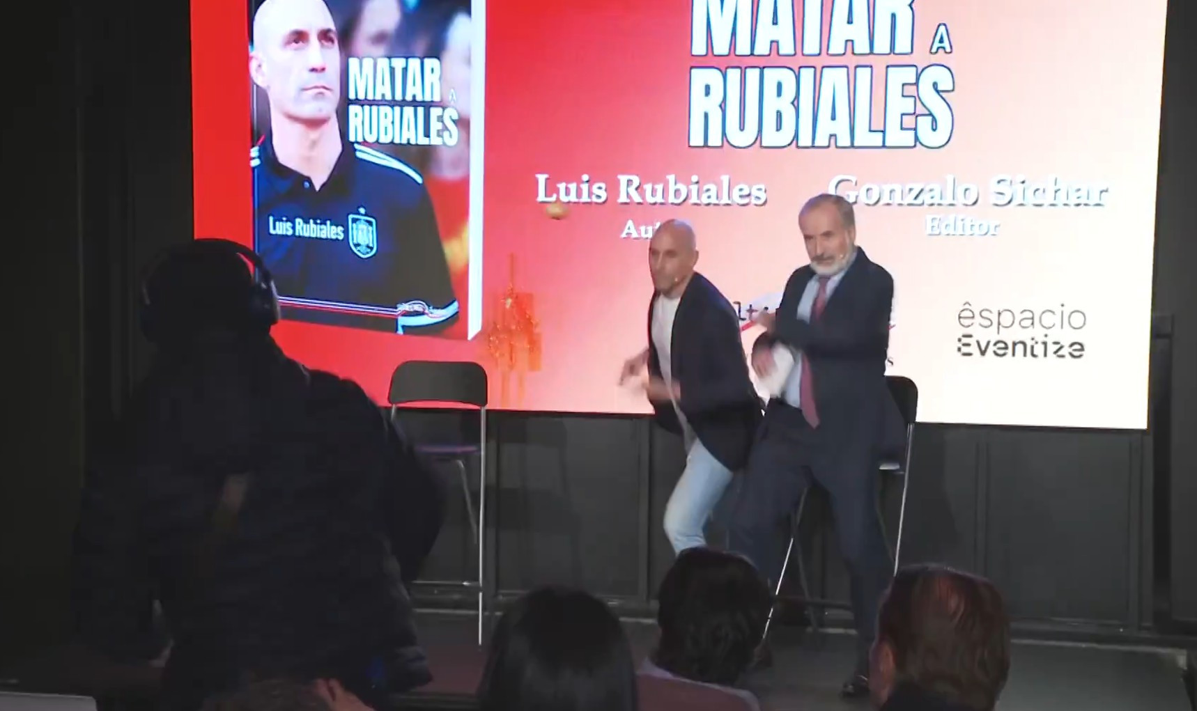 Ο Λουίς Ρουμπιάλες δέχτηκε αυγά από τον θείο του κατά τη διάρκεια παρουσίασης βιβλίου στη Μαδρίτη! (video)