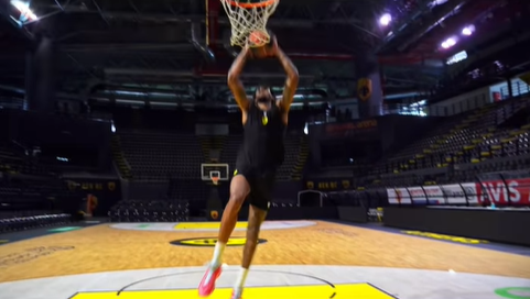 Στα κιτρινόμαυρα της ΑΕΚ ο Μπράουν - Έπιασε δουλειά στη Sunel Arena (video)