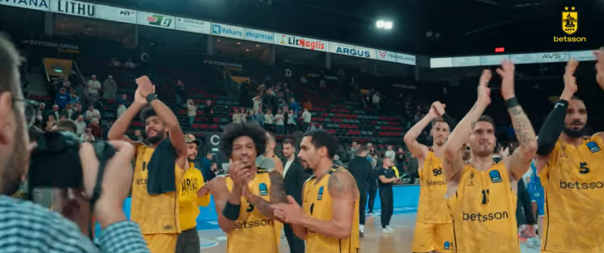 Η άλλη όψη της νίκης του Άρη στη Λιθουανία και οι πανηγυρισμοί παικτών-κόσμου (video)