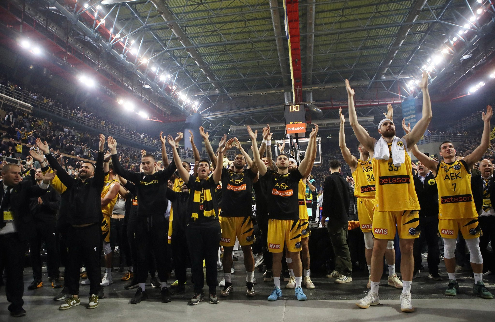 Πάρτι... made in AEK, ομάδα και κόσμος πανηγύρισαν μαζί το 1-0 επί της Ναντέρ!