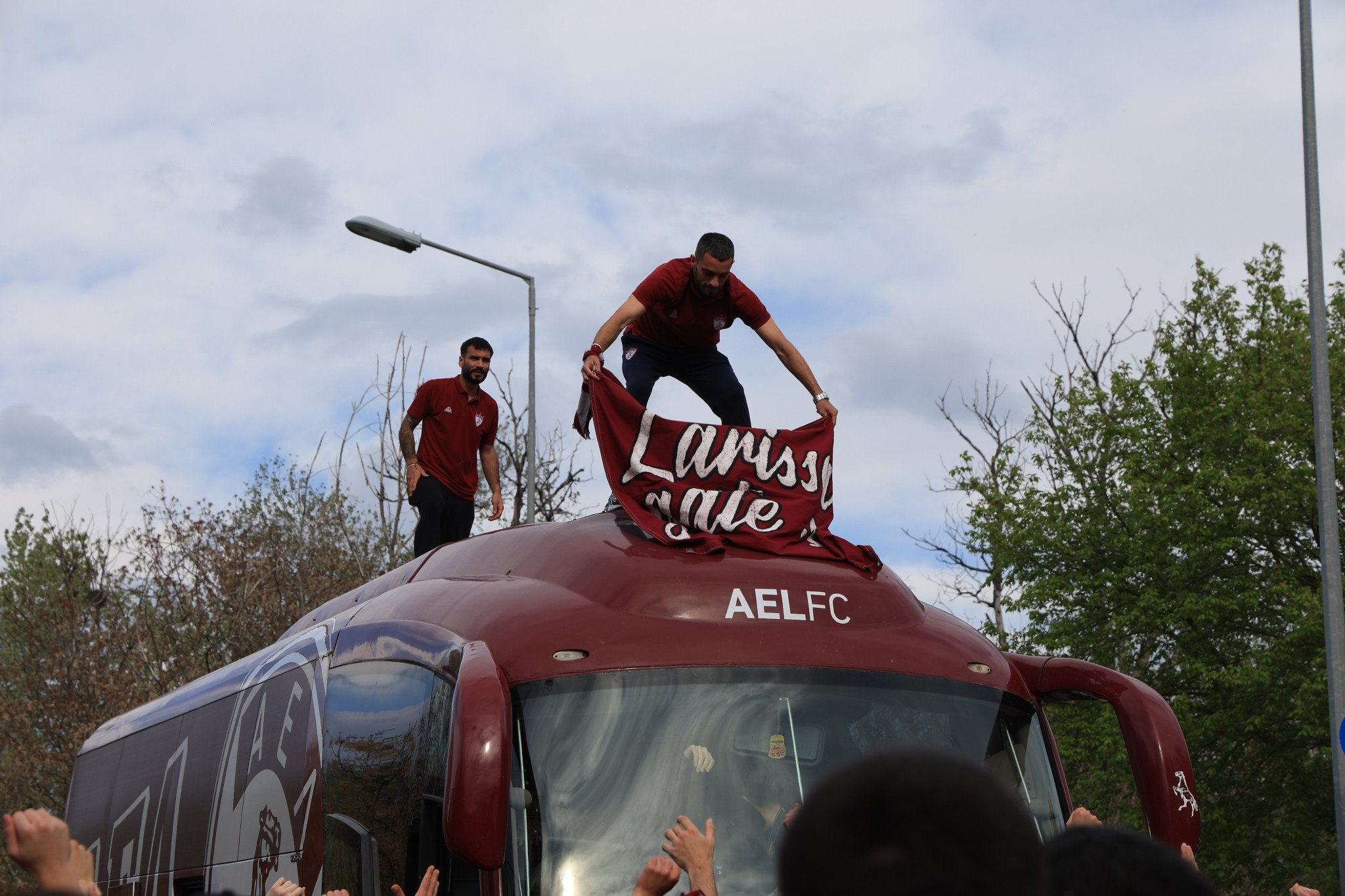 Τρελάθηκαν οι Λαρισαίοι ανέβηκαν πάνω στο πούλμαν! (pics)