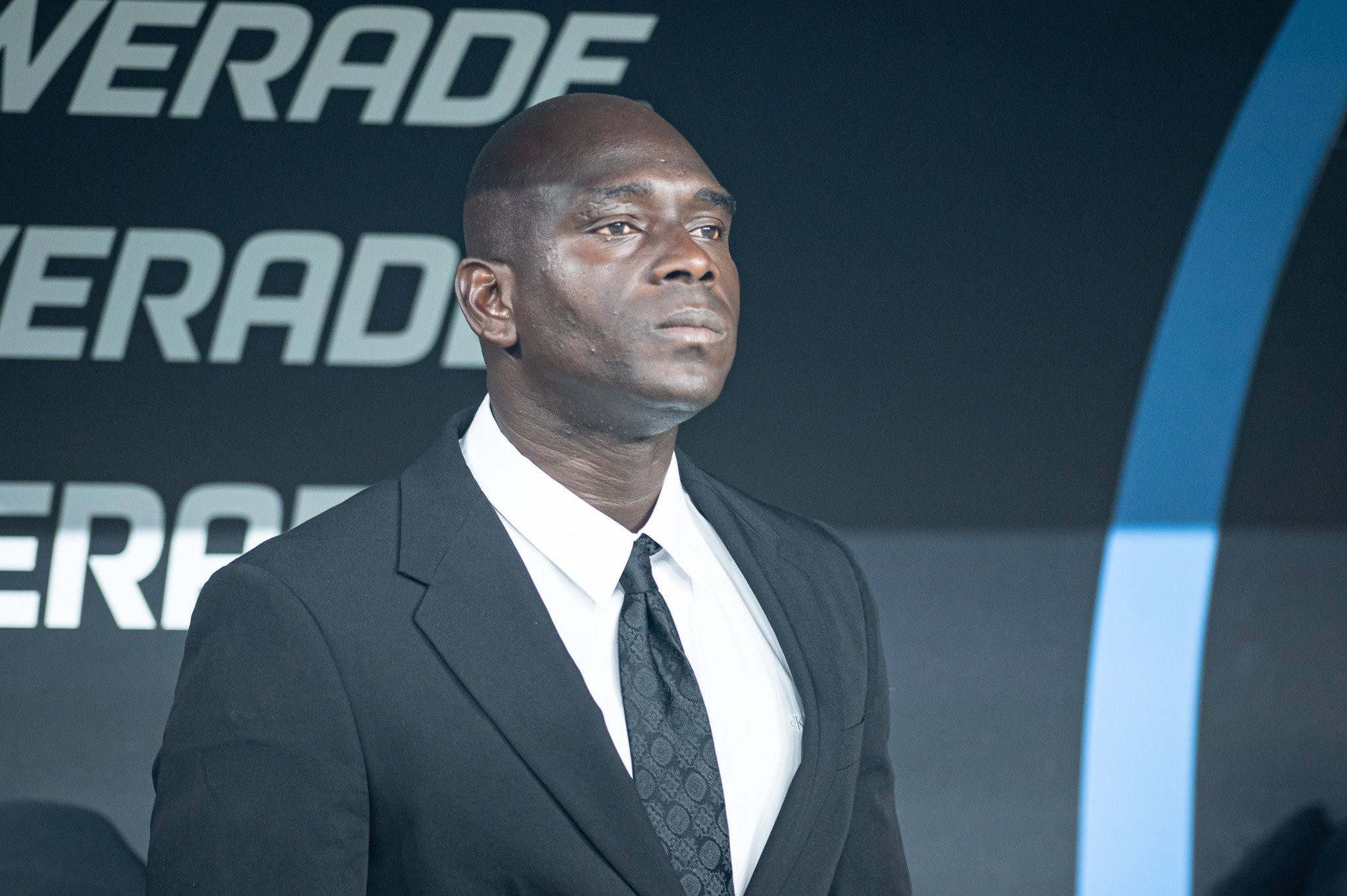 «Έκλεψε» ξανά τις εντυπώσεις ο προπονητής με το κοστούμι του και το... άρρωστο κοντρόλ του