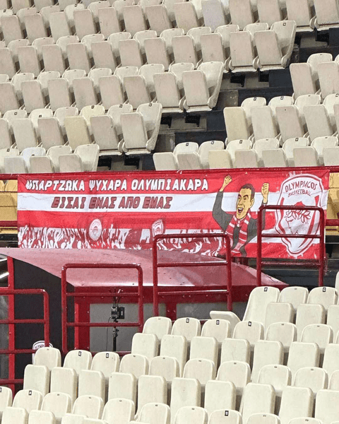 Πανό αποθέωσης για τον Μπαρτζώκα στο ΣΕΦ