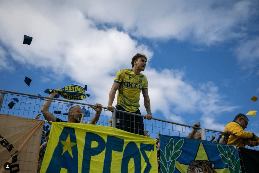 Κρεμασμένος στα κάγκελα του «Γεντί Κουλέ» είδε τον ημιτελικό του Αστέρα AKTOR ο Ζουγλής