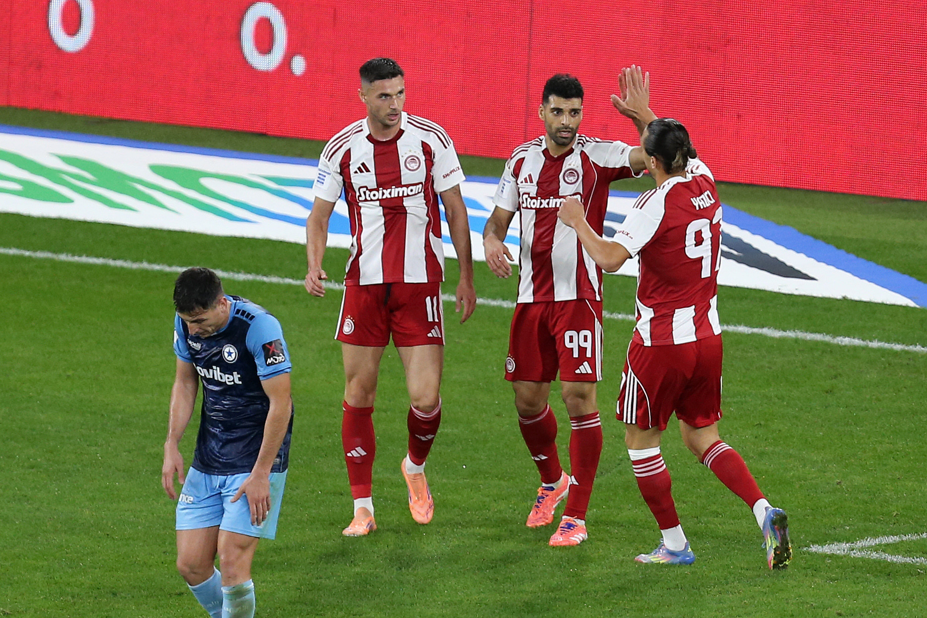 Ο φλύαρος Ολυμπιακός χρειάστηκε ξανά τον Τζολάκη μέχρι να καθαρίσει ο Ταρέμι