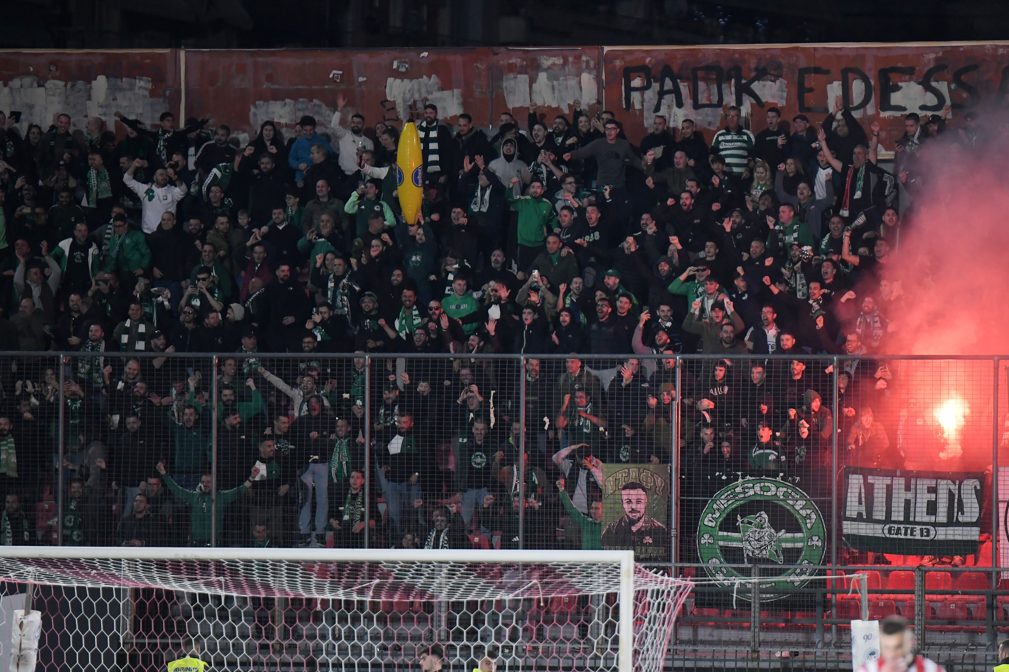 Οι οδηγίες του Μπενίτεθ, η πράσινη «λαοθάλασσα» και οι αντιδράσεις στα γκολ - Η παρακάμερα από τις Σέρρες