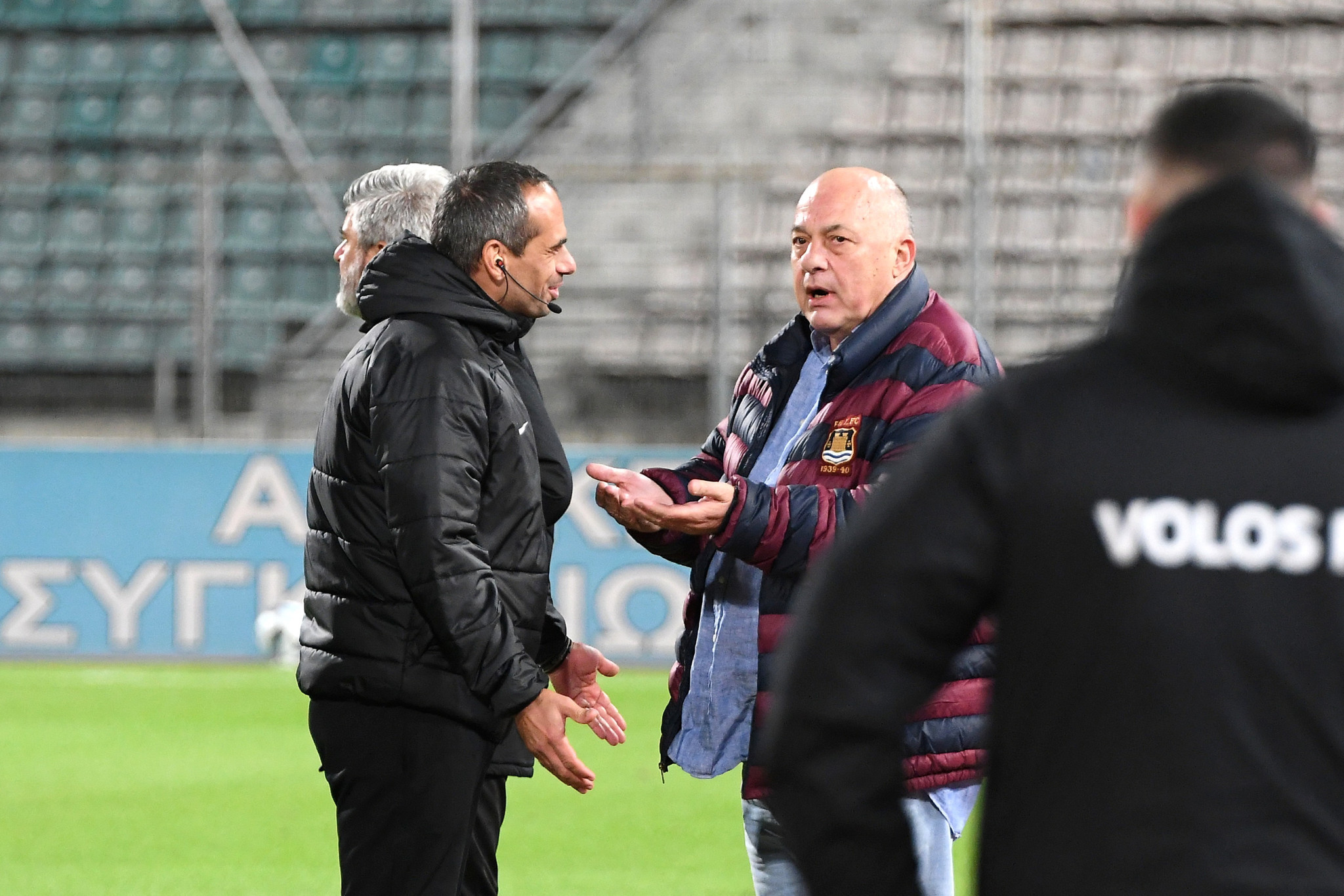 Ο Μπέος κατέβηκε στον αγωνιστικό χώρο να διαμαρτυρηθεί για το πέναλτι σε βάρος του Βόλου