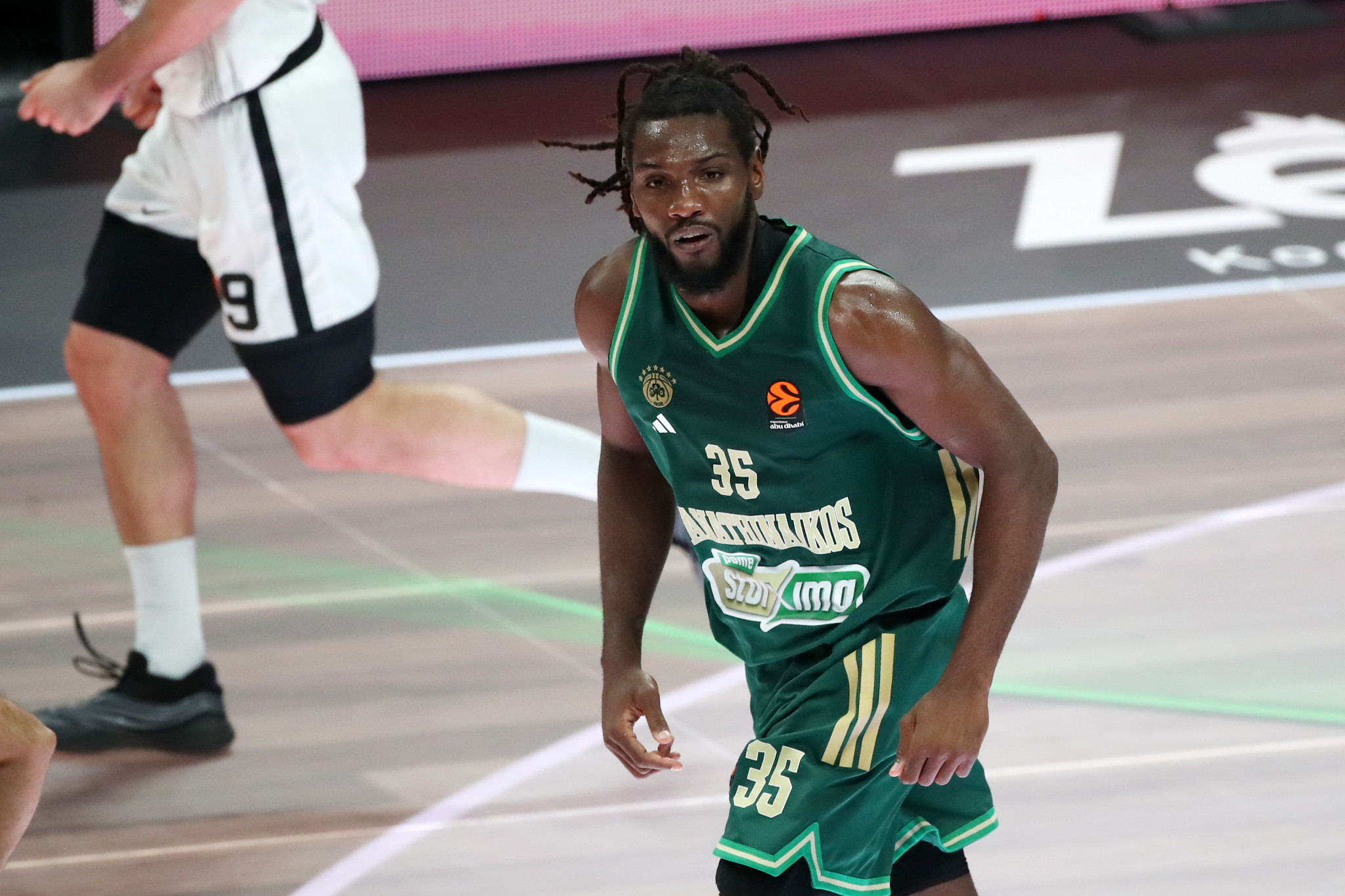 Η λέξη προσαρμογή δεν βρίσκεται στο λεξιλόγιό του: Ο Manimal ξεσήκωσε ξανά το T-Center (video)