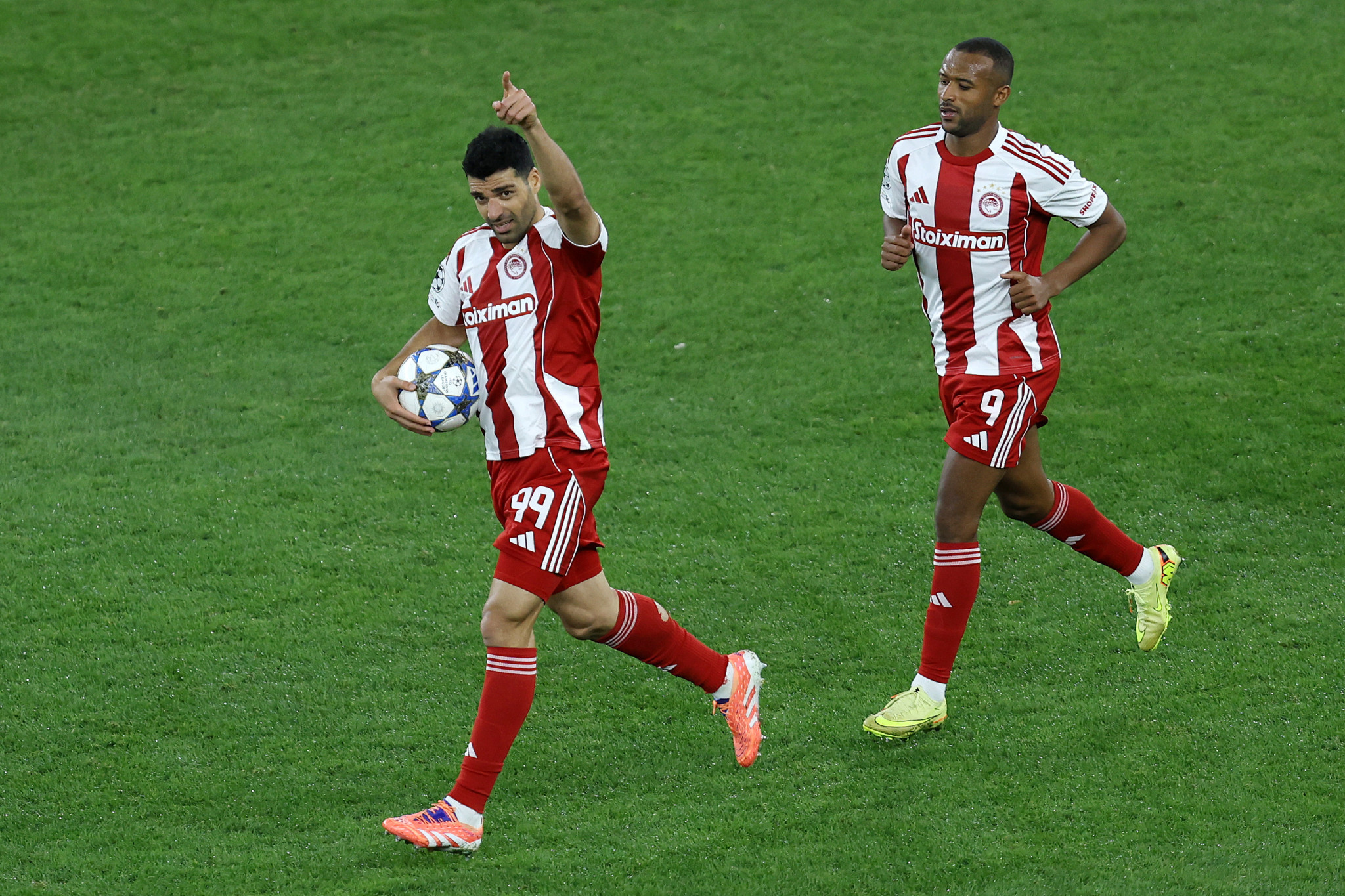 Ο Ταρέμι με επιβλητική κεφαλιά μειώνει σε 2-3 για τον Ολυμπιακό (video)