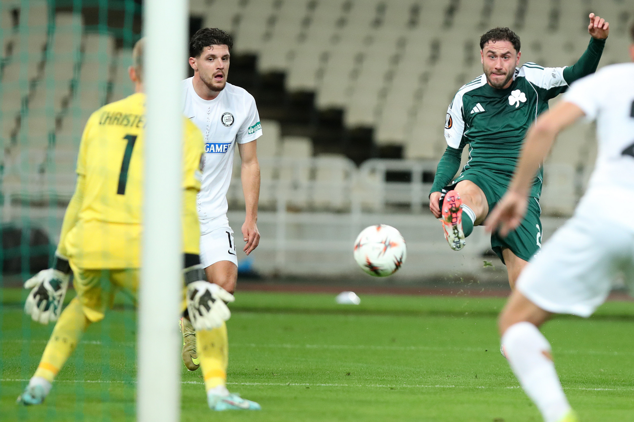 Ο Καλάμπρια με απίθανη προσποίηση και σουτ στη κίνηση το 2-1 για τον Παναθηναϊκό (video)