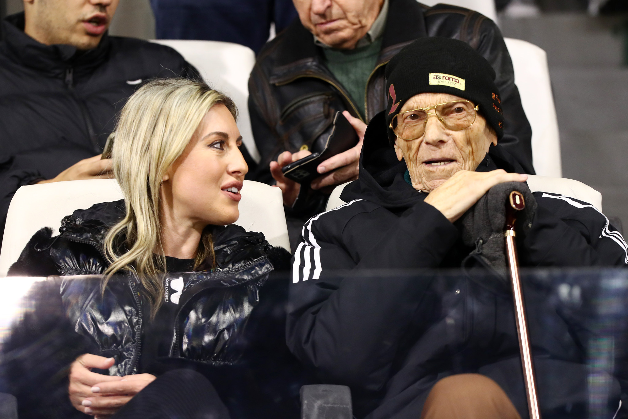 Συγκλονιστική φωτογραφία: Ο Αντώνης Αντωνιάδης στην Λεωφόρο με την κόρη του Μίμη Δομάζου