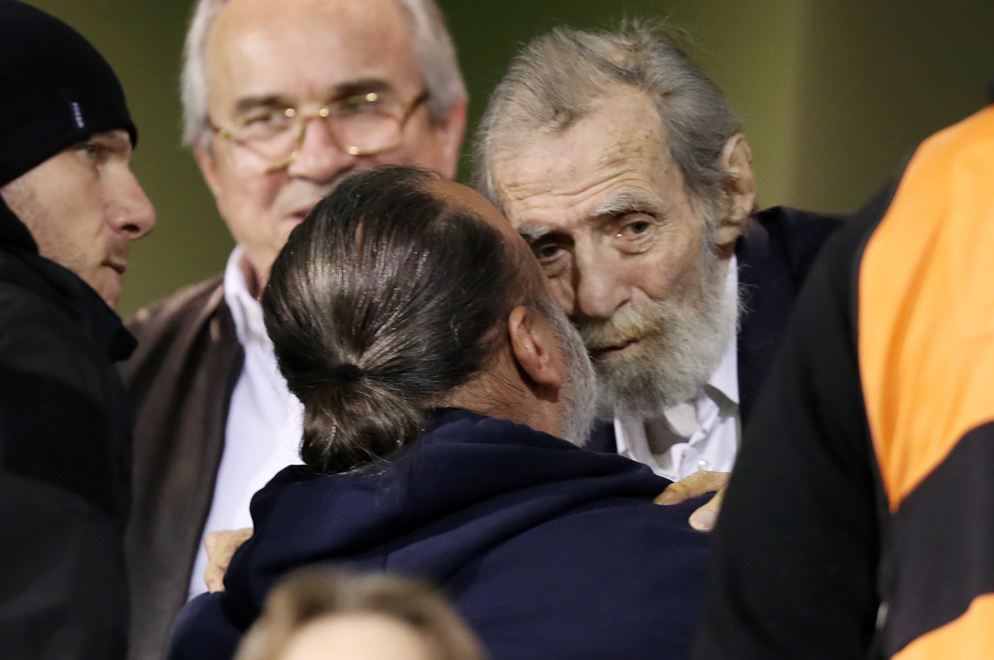 Ο ασπασμός του Μάριου Ηλιόπουλου στον Γιώργο Βαρδινογιάννη πριν το Παναθηναϊκός-ΑΕΚ