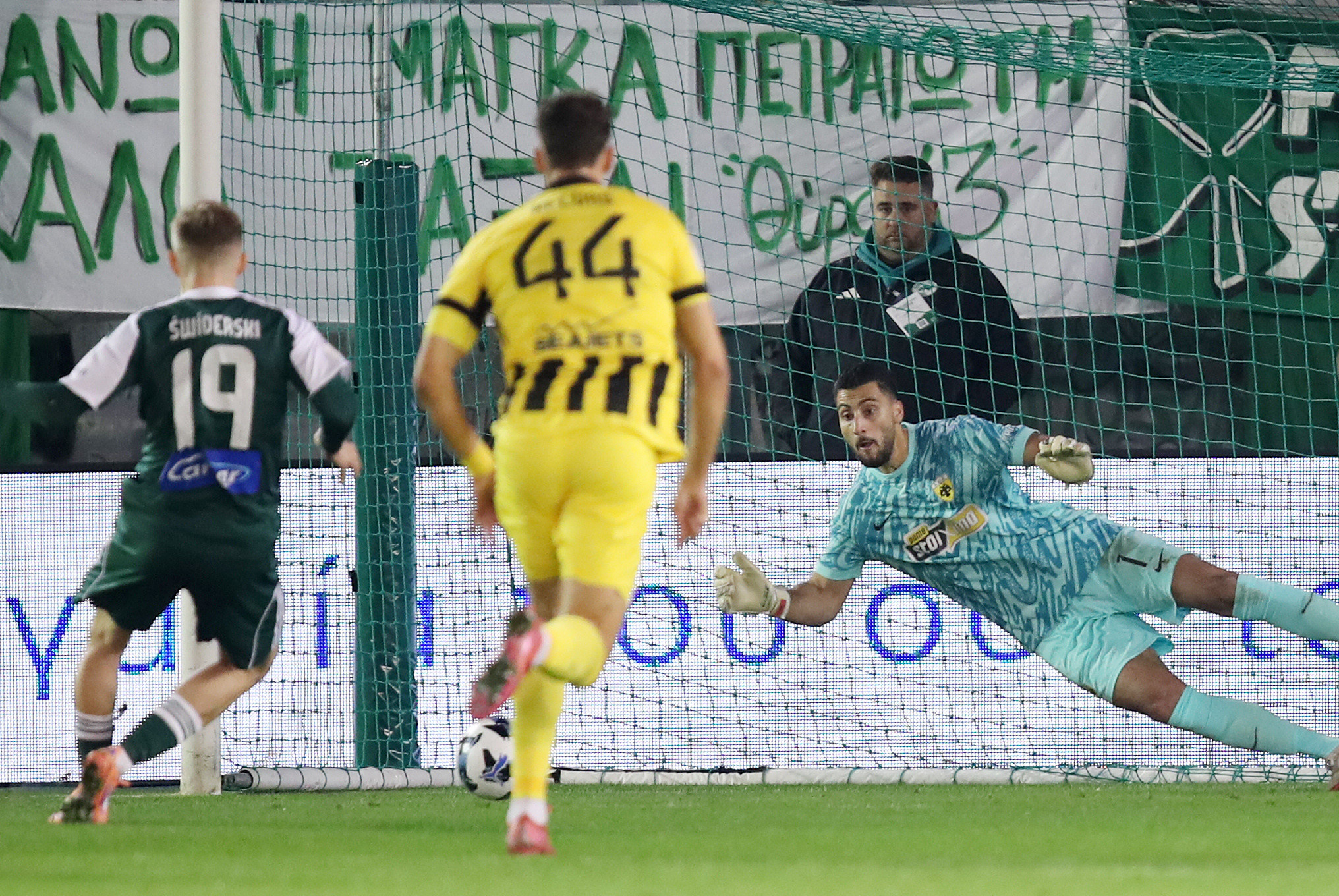 Ο Στρακόσια απέκρουσε το πέναλτι του Σφιντέρσκι (video)
