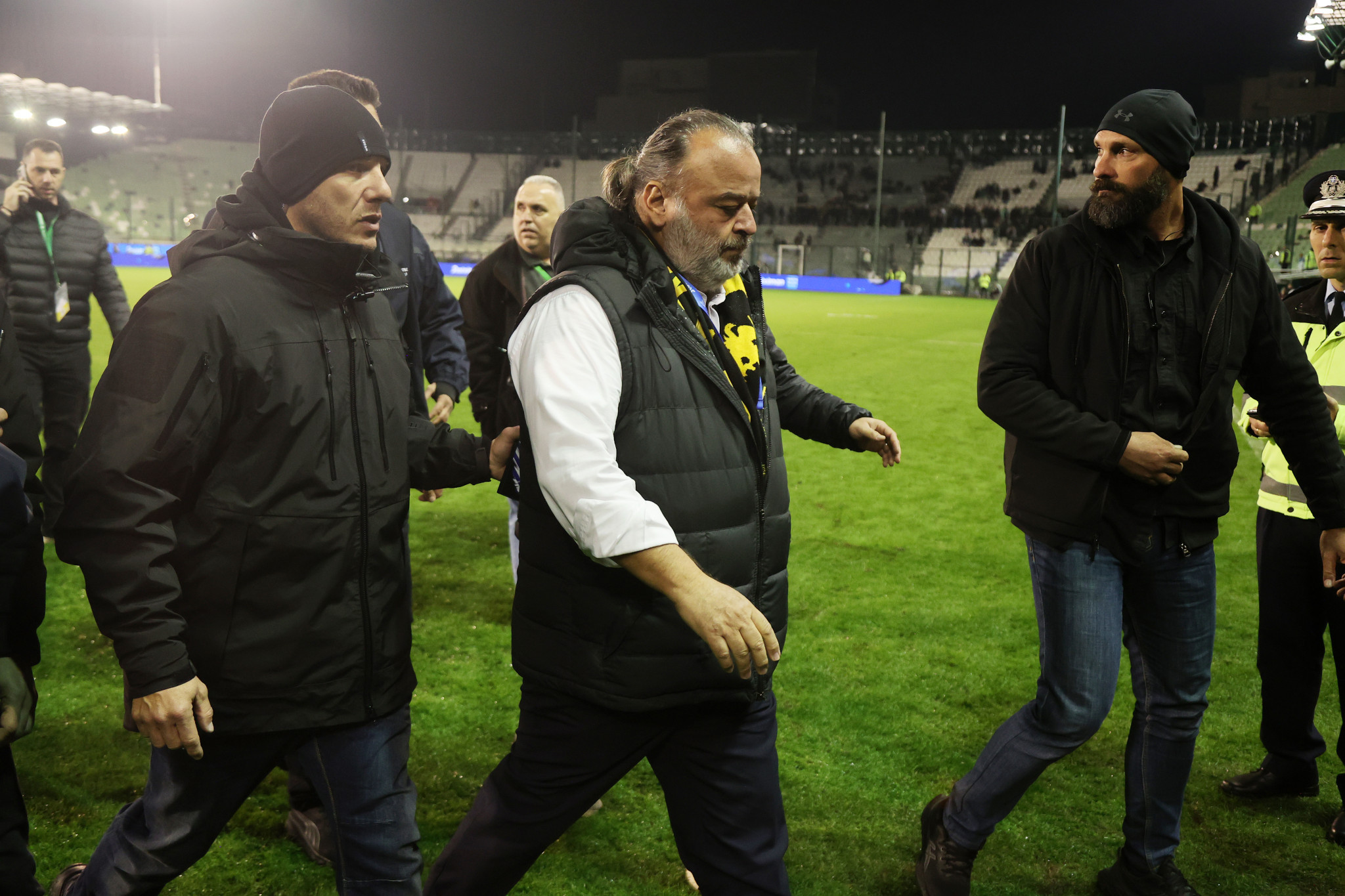 Ο Μάριος Ηλιόπουλος διέσχισε όλο το γήπεδο για να πάει στα αποδυτήρια της ΑΕΚ (photos)