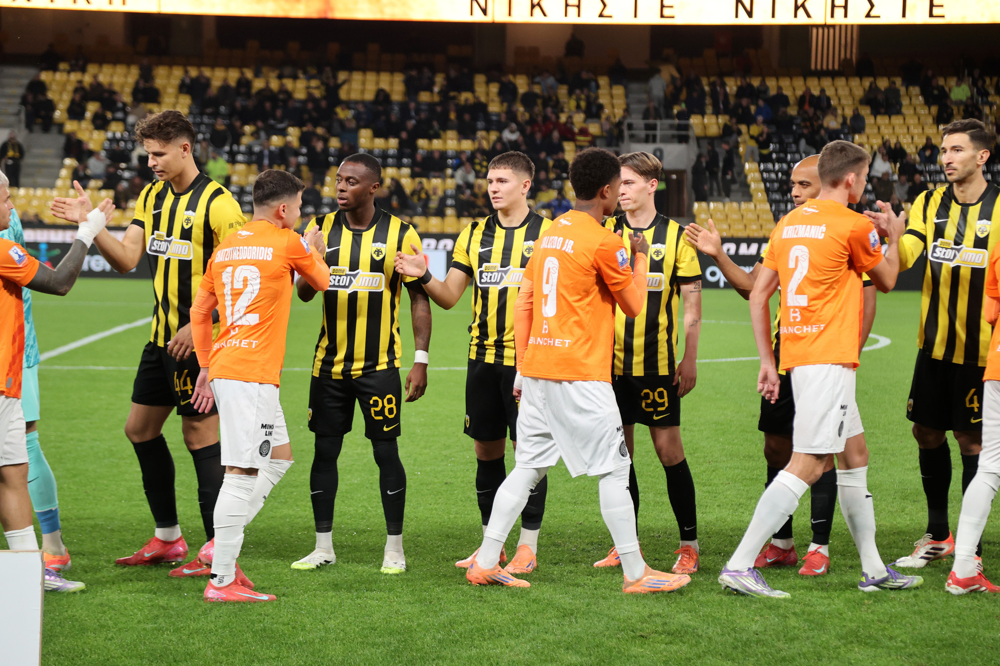 Η σύζυγος Έλληνα προπονητή Super League έχει υπάρξει στο παρελθόν playmate