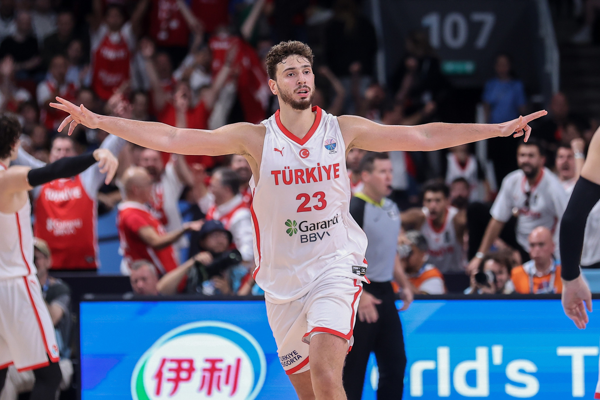 Ο Σενγκούν μοιράζεται μια μέρα του στην Κωνσταντινούπολη (video)