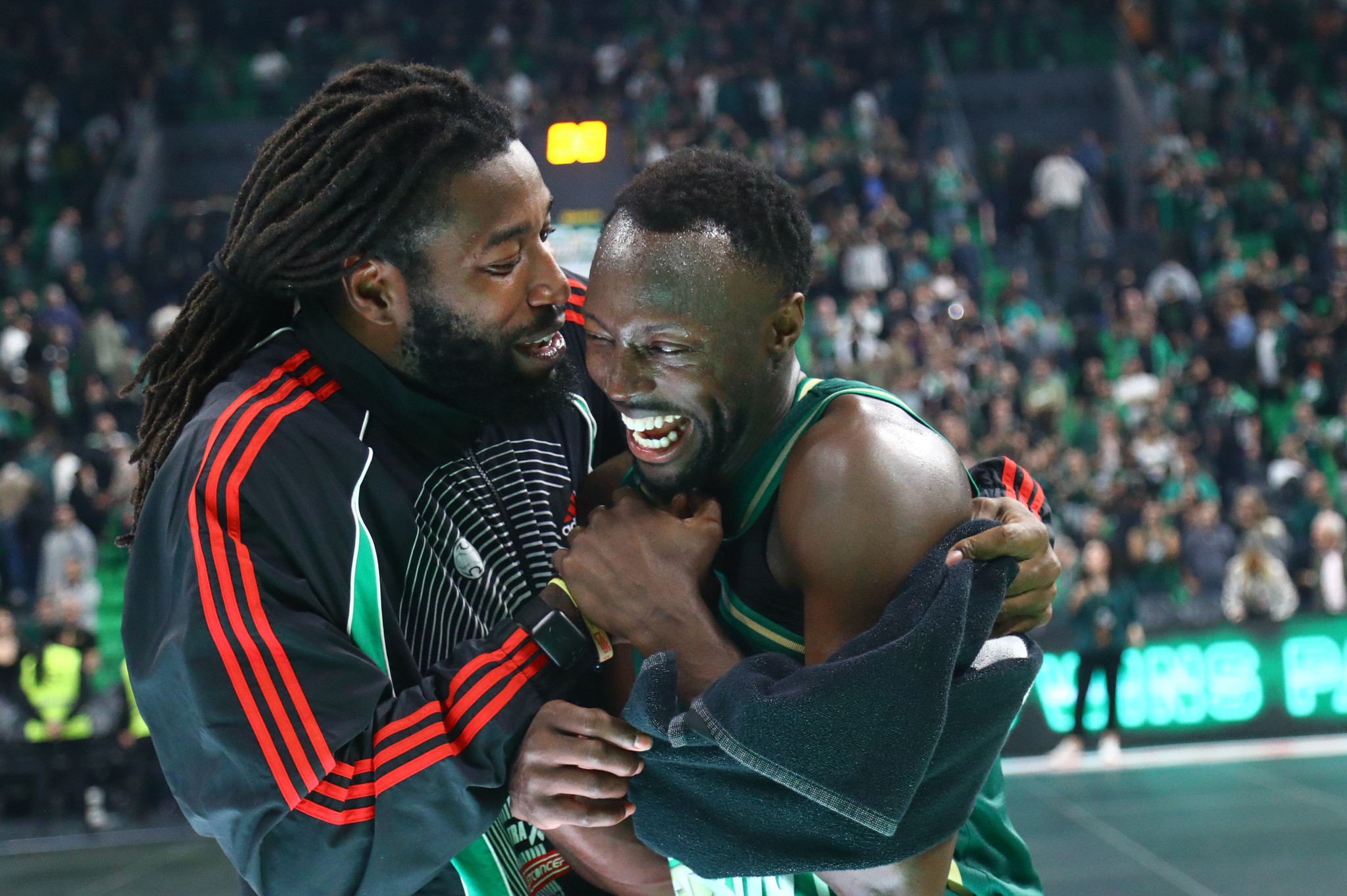 Ο εκστασιασμένος Λεσόρ... επιτέθηκε με πετσέτα στον Γκραντ μετά τη νίκη του Παναθηναϊκού (video)