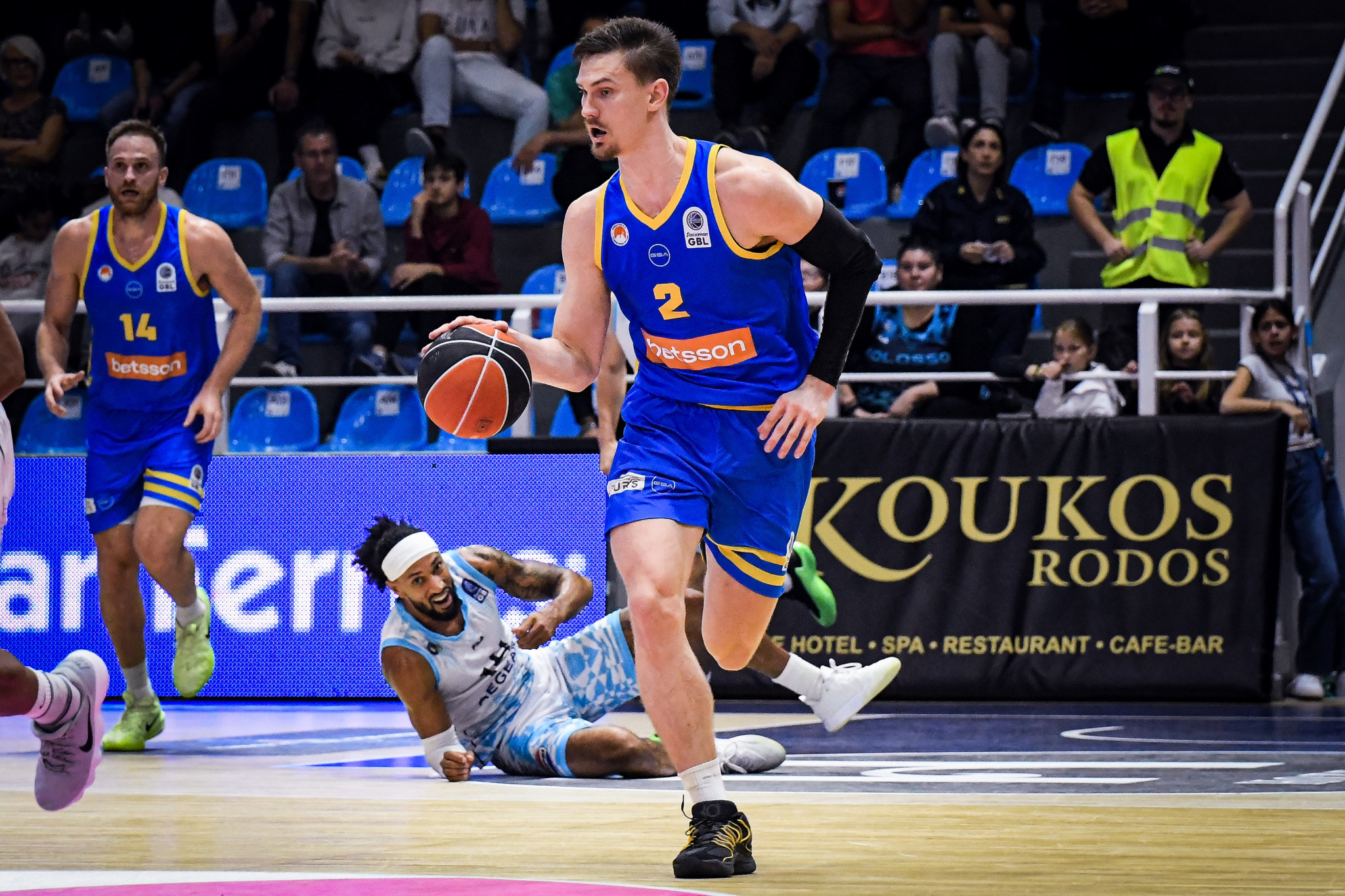 Το Περιστέρι πάτησε γκάζι στο τελευταίο πεντάλεπτο και πέρασε από τη Ρόδο