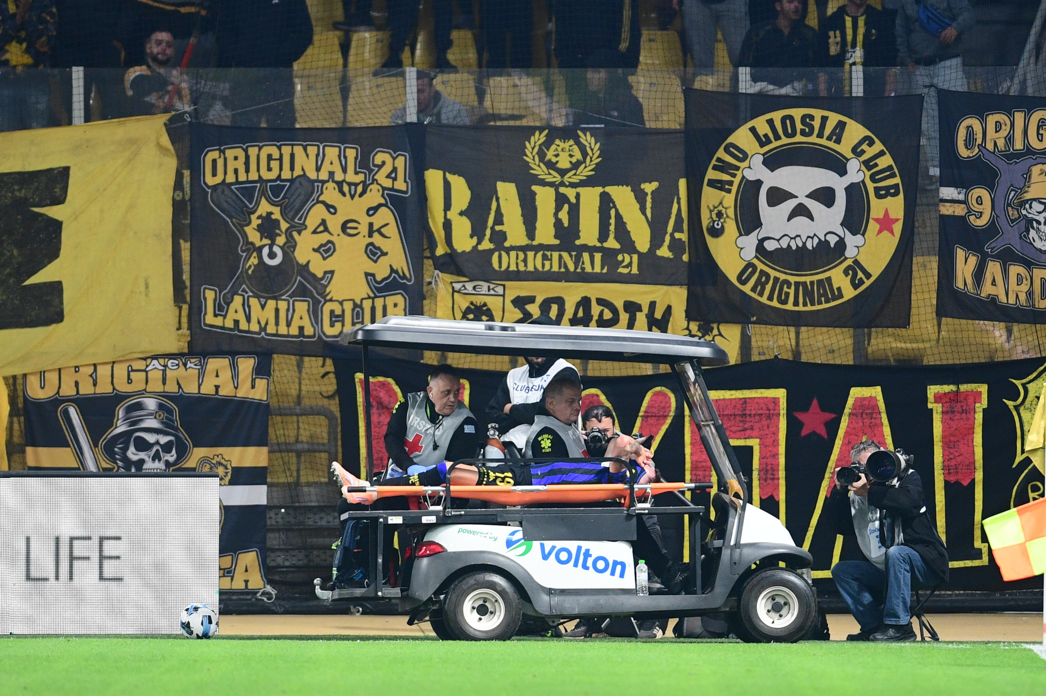 Σοβαρή ζημιά για Αλφαρέλα, του έκοψαν το παπούτσι με ψαλίδι (video)