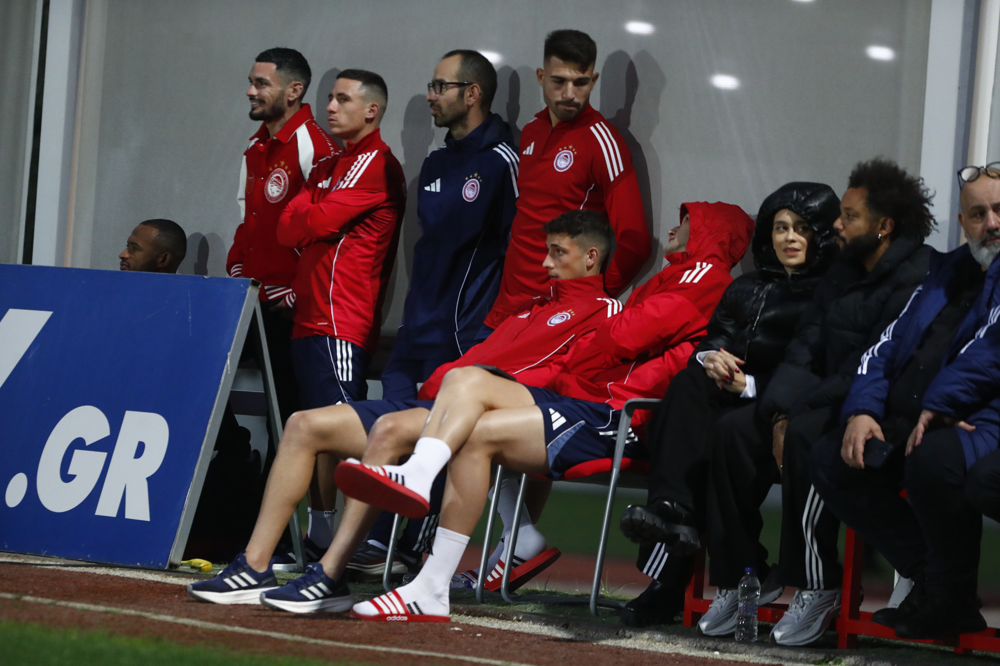 Σύσσωμη η ομάδα του Ολυμπιακού παρακολουθεί τον αγώνα των νέων με την Ρεάλ Μαδρίτης (photos)