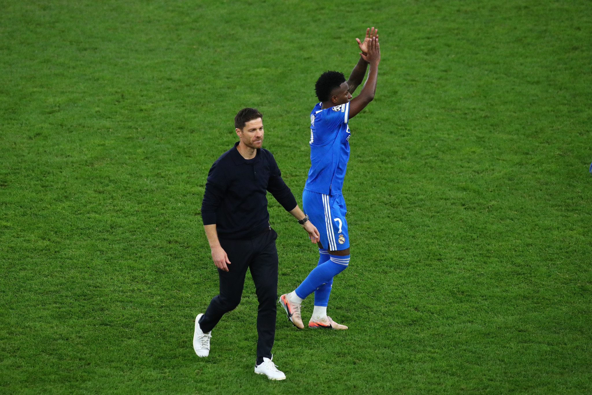 Η κίνηση του Βινίσιους στον Τσάμπι Αλόνσο μετά τον Ολυμπιακό τα «είπε» όλα για τη σχέση τους (video)