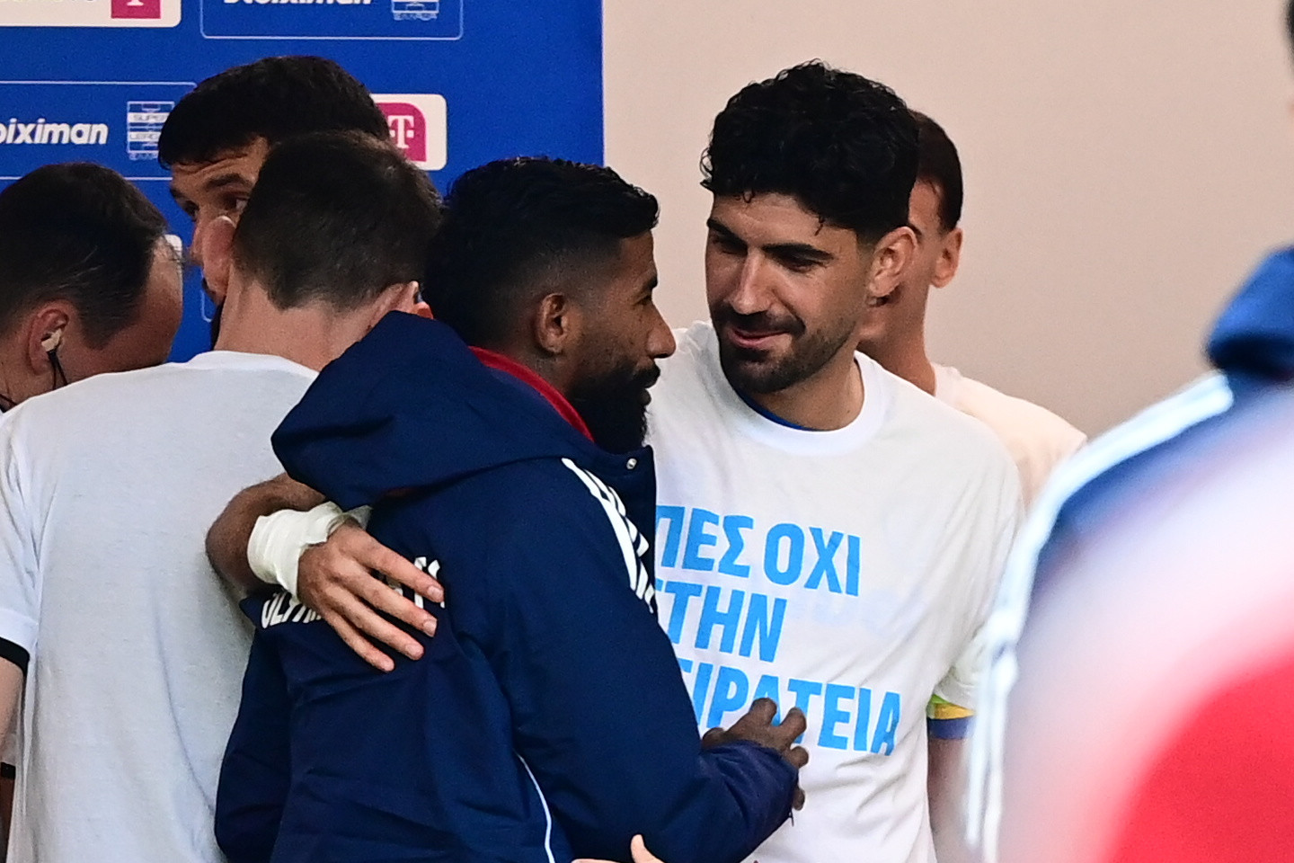 O Μπουχαλάκης αγκάλιασε Ροντινέι και Ρέτσο πριν το Παναιτωλικός-Ολυμπιακός