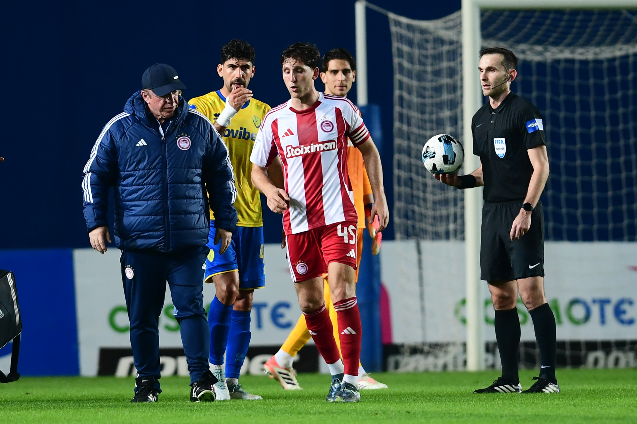 Συναγερμός στον Ολυμπιακό: Αποχώρησε με ενοχλήσεις στον προσαγωγό ο Ρέτσος