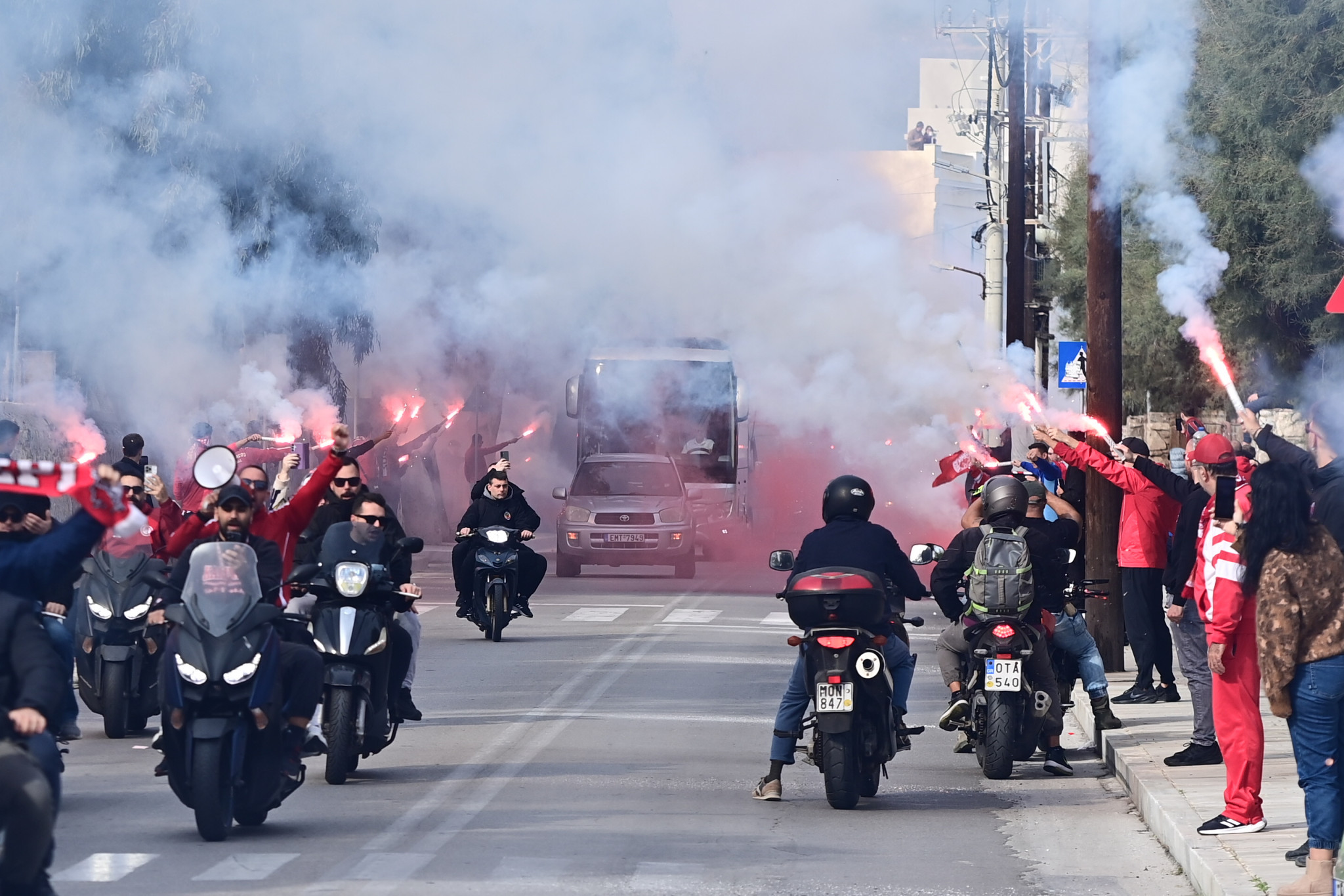 Χαμός στη Σύρο, συνοδεία από εκατοντάδες μηχανάκια έφυγε η αποστολή του Ολυμπιακού