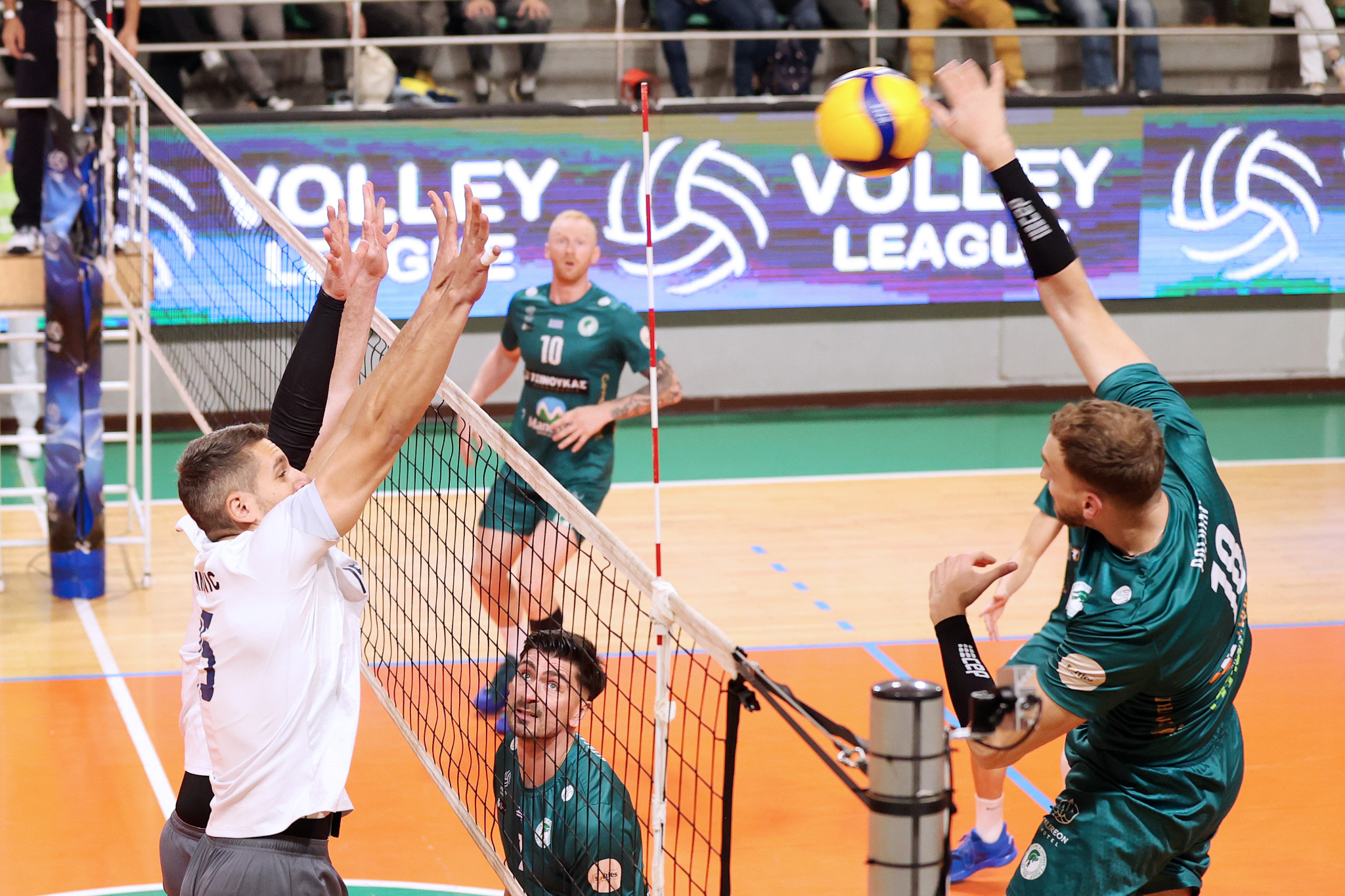 «Πόλεμος» ανακοινώσεων ανάμεσα σε Φλοίσβο και Μίλωνα