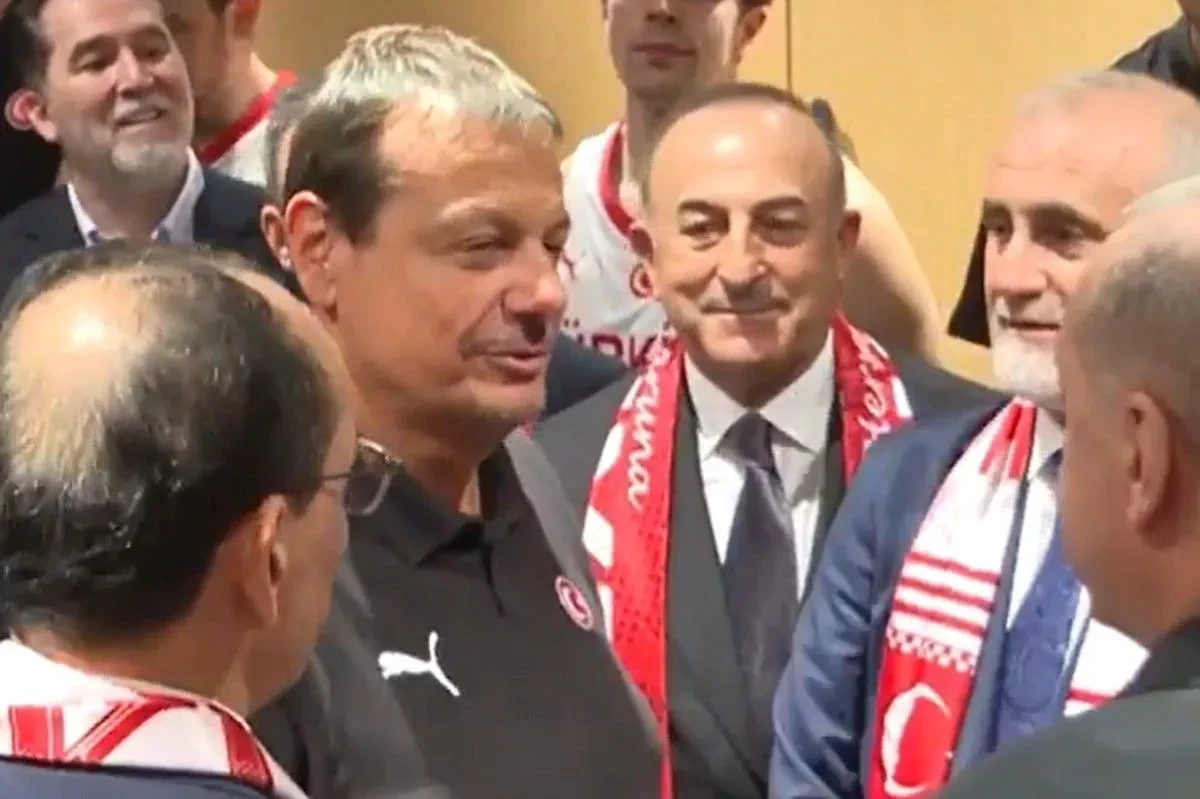 Ο Ερντογάν στα αποδυτήρια της Εθνικής Τουρκίας: Συνομίλησε με τον Αταμάν και τον Οσμάν (video)