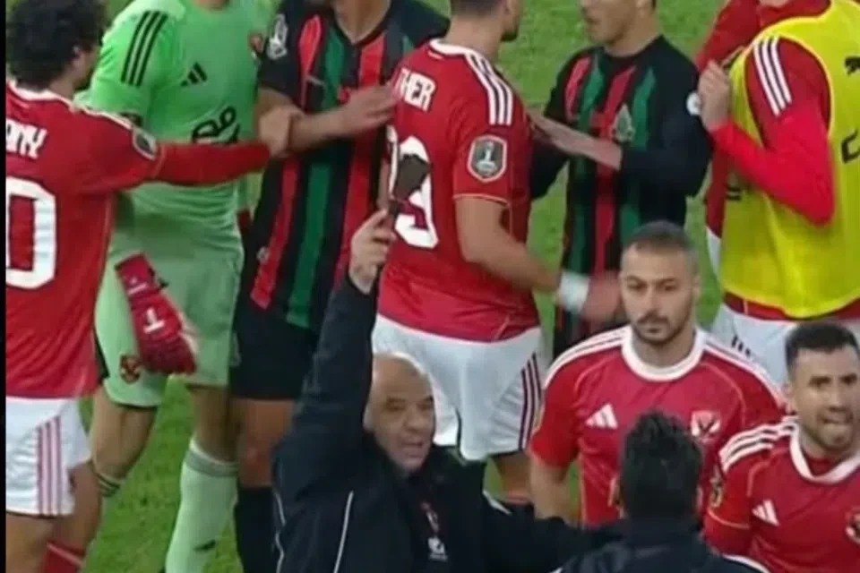 Απίστευτο περιστατικό στο Μαρόκο: Οπαδοί πέταξαν σπάτουλα στον αγωνιστικό χώρο! (video)