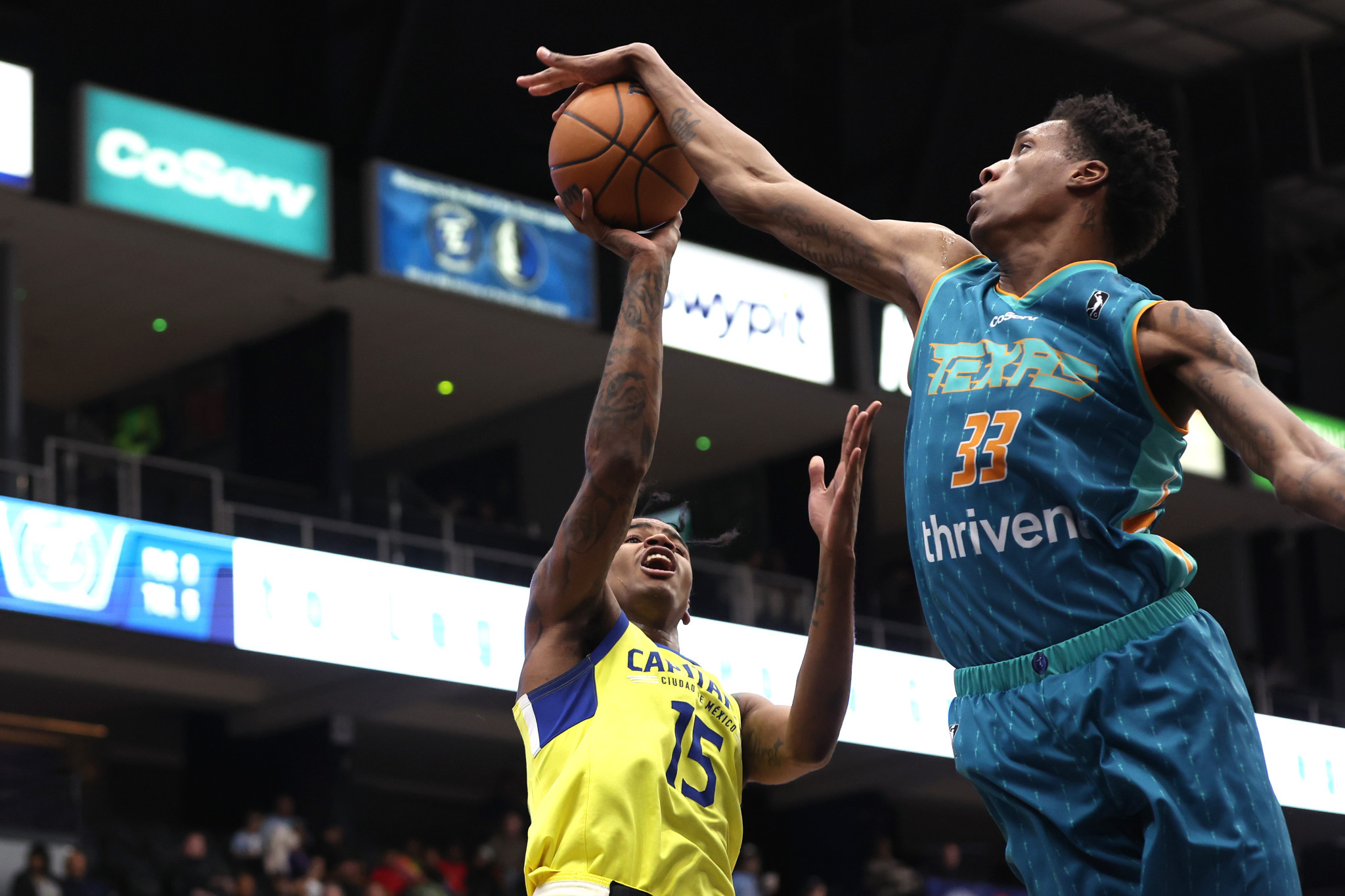 Γίγαντας των αιθέρων: Ο πιο εντυπωσιακός σέντερ στις ΗΠΑ με 5 τάπες ανά αγώνα δεν παίζει στο ΝΒΑ (video)