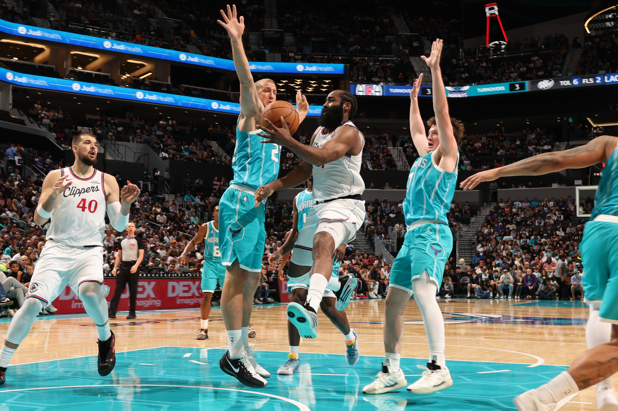 Το show του Χάρντεν στη Σάρλοτ: «Έκλεισε» με 35 πόντους στις πρώτες δύο περιόδους (video)