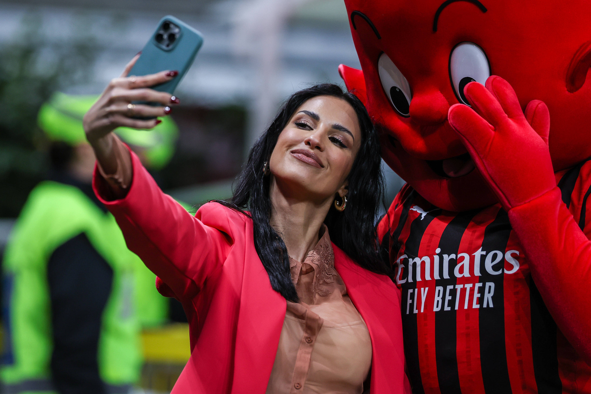 Ο έρωτας δεν κρύβεται: Η εντυπωσιακή δημοσιογράφος είναι ζευγάρι με τον κατά 10 χρόνια νεότερό της σταρ της Μίλαν