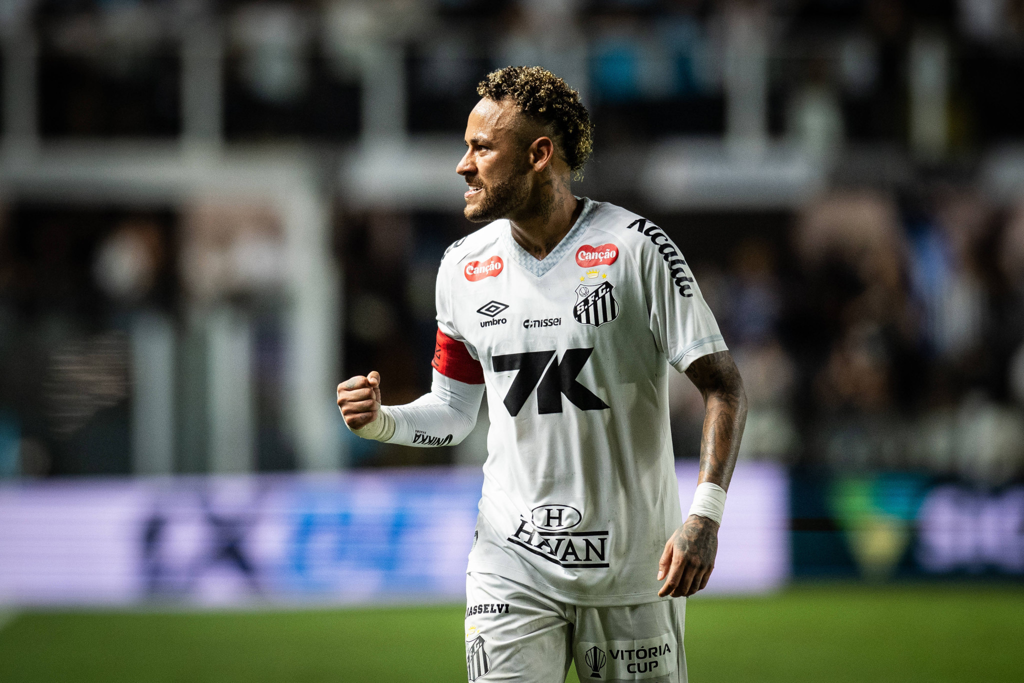 Συγκινητικός Νεϊμάρ: Έπαιξε τραυματίας και οδήγησε με γκολ και ασίστ τη Σάντος σε νίκη «χρυσάφι» (videos)