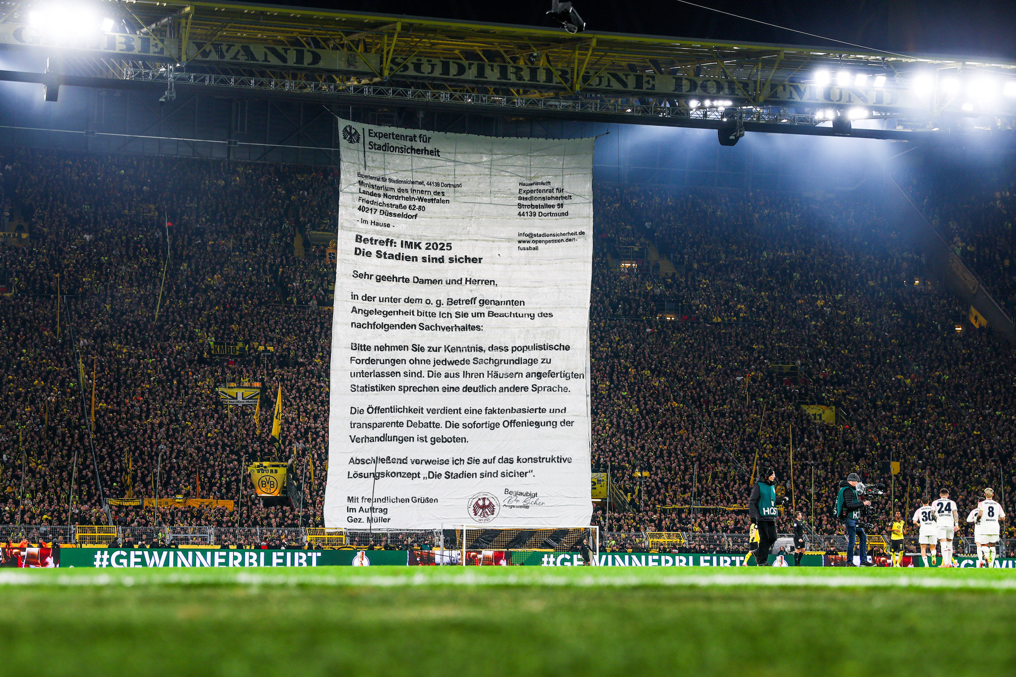 Το πανό της δεκαετίας από τους οπαδούς της Ντόρτμουντ - Άνοιξαν ολόκληρη επιστολή (photo)