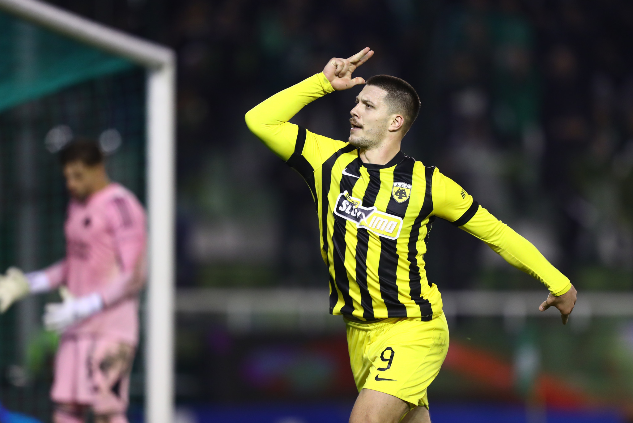 Ποιος πήρε τη φανέλα του Γιόβιτς μετά το χατ τρικ με την ΑΕΚ στη Λεωφόρο