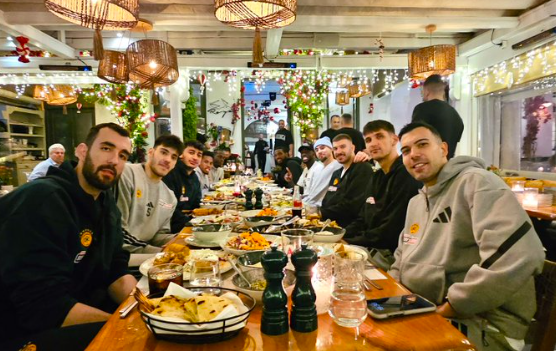 Η αποστολή του Παναθηναϊκού δείπνησε στο εστιατόριο «Raya» της Μυκόνου