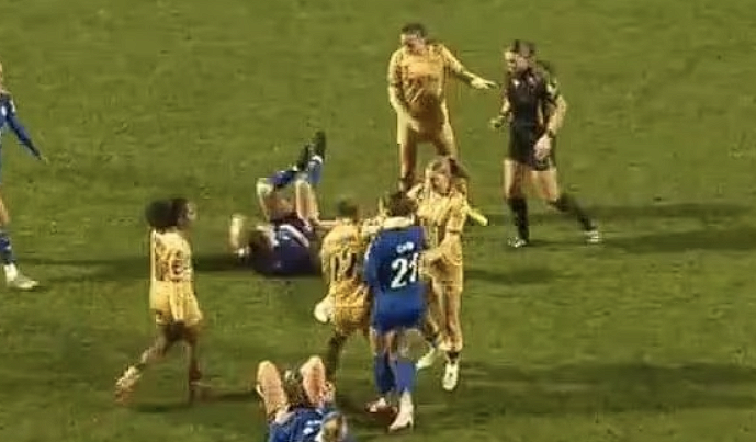 Ούτε σε αγώνα κατς - Πρωτοφανείς εικόνες σε παιχνίδι γυναικών με παίκτρια να πιάνει αντίπαλό της από τον λαιμό (video)