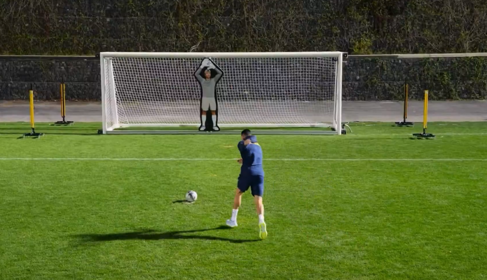 Ο Κριστιάνο τα έβαλε με ανίκητο ρομπότ που ελέγχεται από Τεχνητή Νοημοσύνη - Ποιος νίκησε; (video)