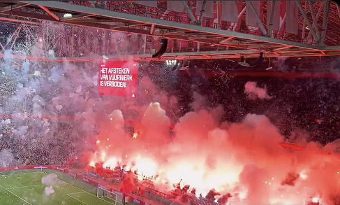 Οι οπαδοί του Άγιαξ είχαν ελεγχθεί από σκυλιά, αλλά πέρασαν στο γήπεδο τα πάντα και διέκοψαν το ματς