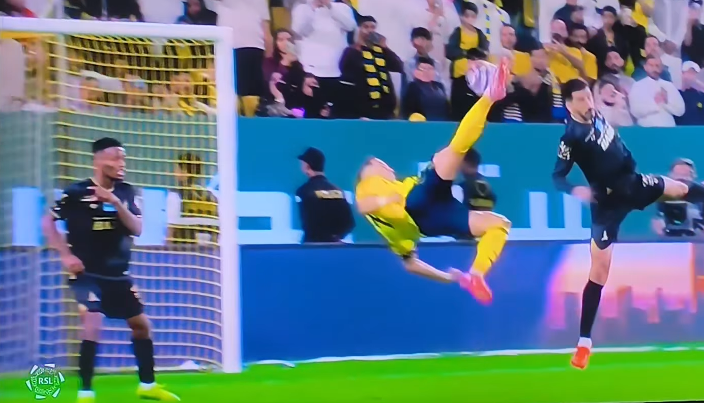 Ο Κριστιάνο ντύθηκε... Γεντβάι και έβαλε απίθανη γκολάρα με ανάποδο «ψαλιδάκι» (video)