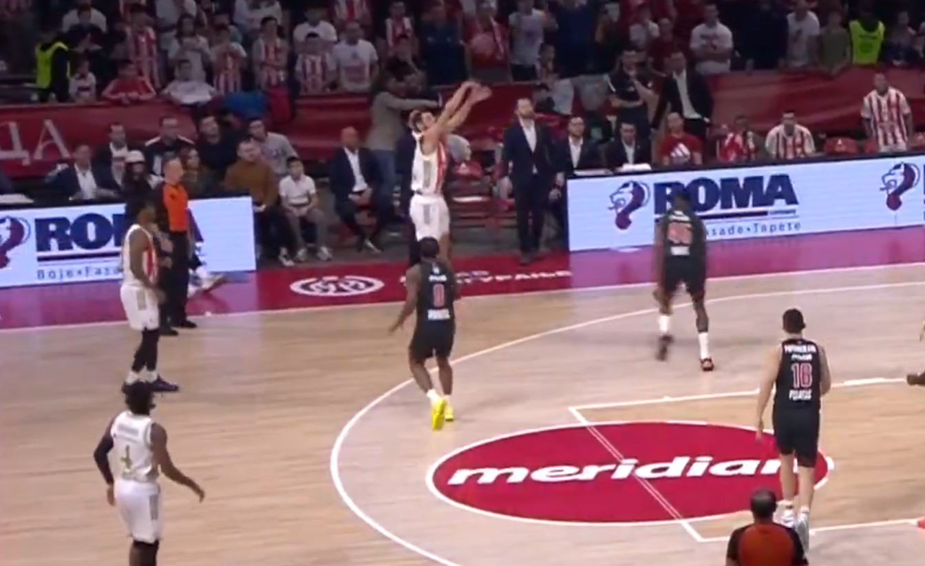 Πέταξε τη μπάλα και μπήκε: Το άτσαλο τρίποντο του Κάλινιτς κόντρα στον Ολυμπιακό βρήκε στόχο (video)