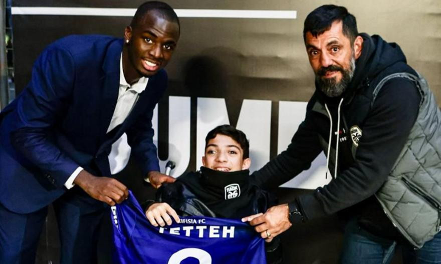 Σπουδαία κίνηση από τον Τεττέη που δώρισε τη φανέλα του στον μικρό Γιαννάκη