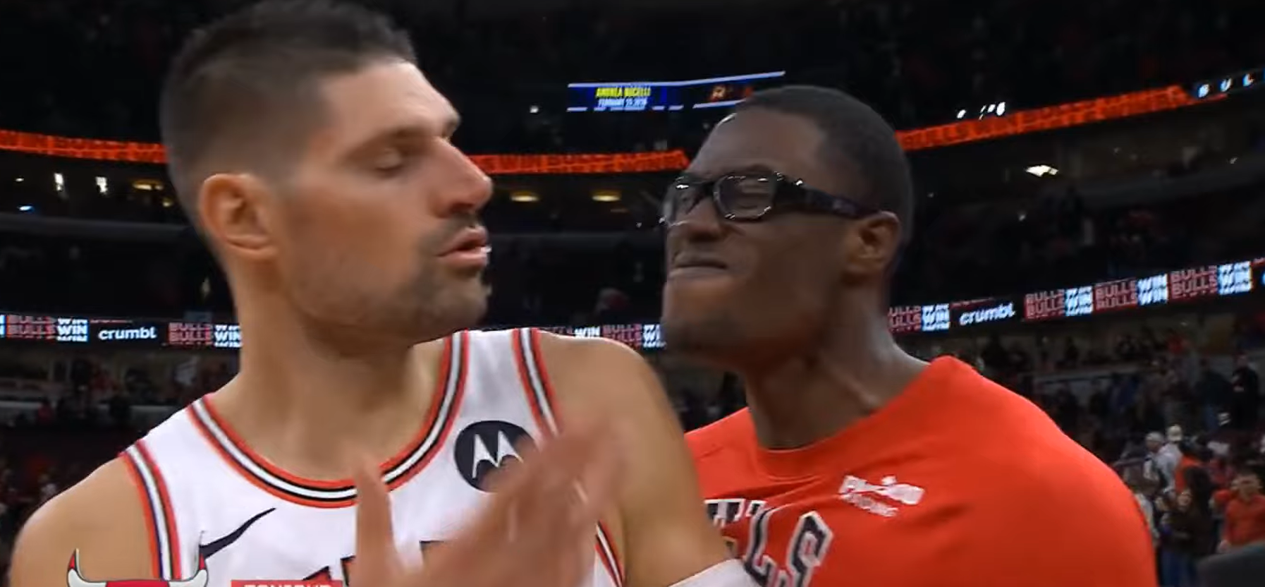 Ο Βούτσεβιτς... έσπρωχνε τον συμπαίκτη του που ήθελε να πανηγυρίσει τη νίκη των Μπουλς (video)