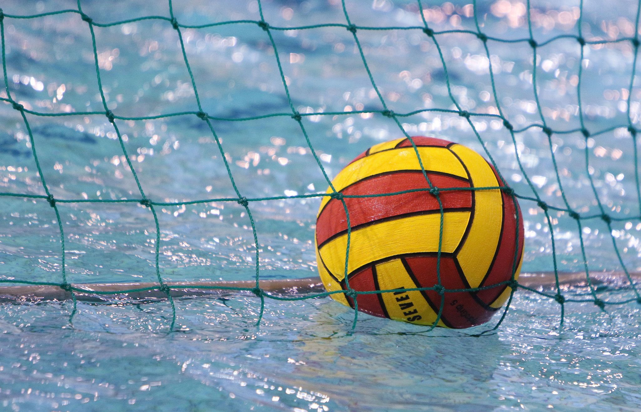 Επεισοδια σε αγώνα πόλο με αθλητή να σπάει τη μύτη αντιπάλου και να καταλήγει με χειροπέδες