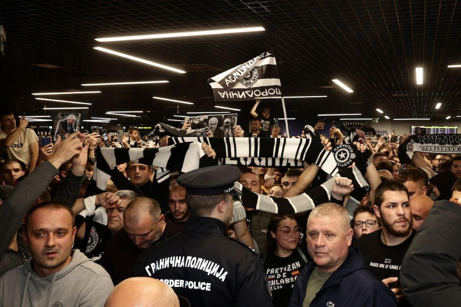 Απίστευτες εικόνες στην άφιξη του Ομπράντοβιτς στο Βελιγράδι - «Ζέλικο μείνε» φώναζαν ρυθμικά