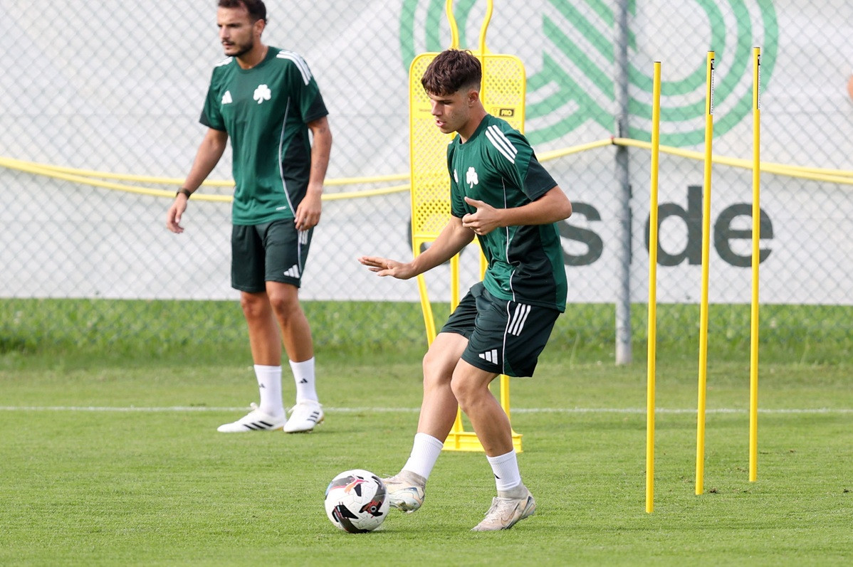 «Σεσημασμένος σκόρερ»: Ποιος είναι ο 16χρονος Νεμπής που πήρε ο Μπενίτεθ στην αποστολή του Παναθηναϊκού